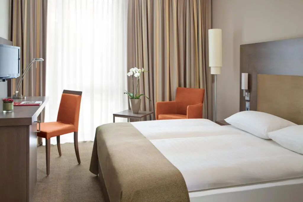 Bedroom at the Intercity Berlin Hauptbahnhof, hotel for the Berlin Half Marathon