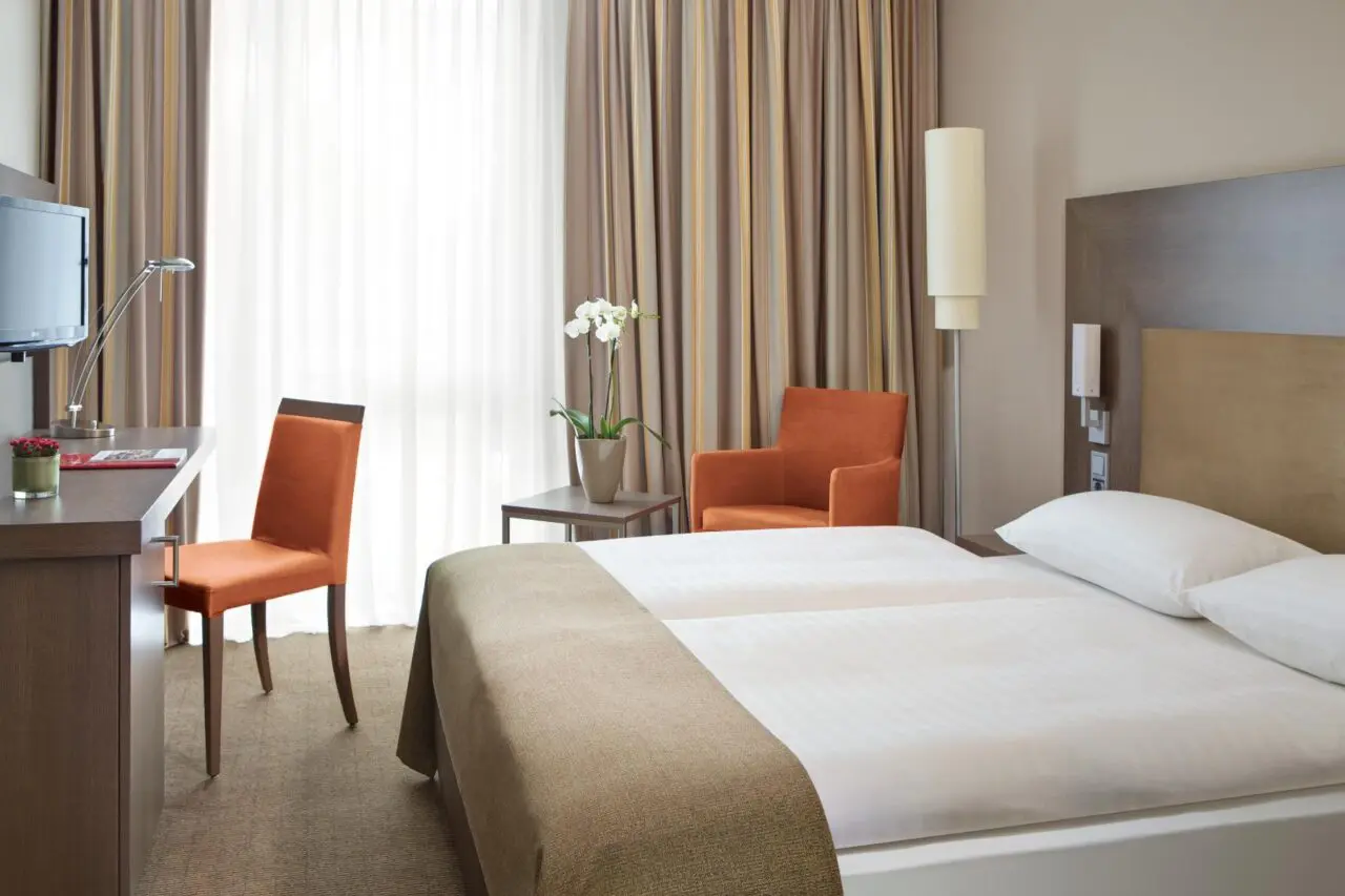 Bedroom at the Intercity Berlin Hauptbahnhof, hotel for the Berlin Half Marathon
