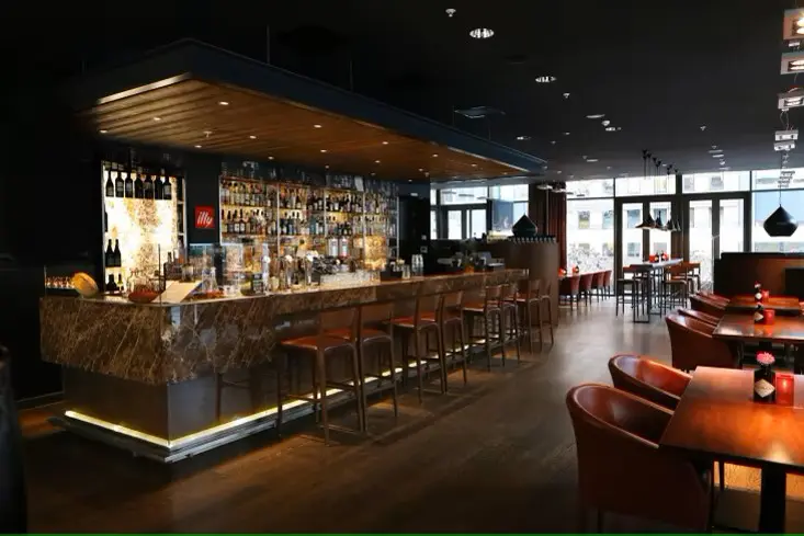 Manhattan Bar at the Crowne Plaza Amsterdam South, hotel for the Amsterdam Marathon